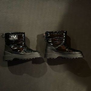 black, patent letter weather proof material, size 6m, Sam Edelman brand.